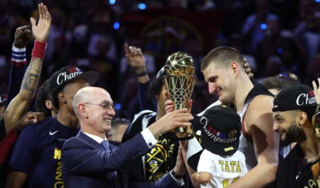 kaiyun-掘金庆祝夺冠：约基奇狂饮酒+整蛊穆雷 马龙吻爱徒