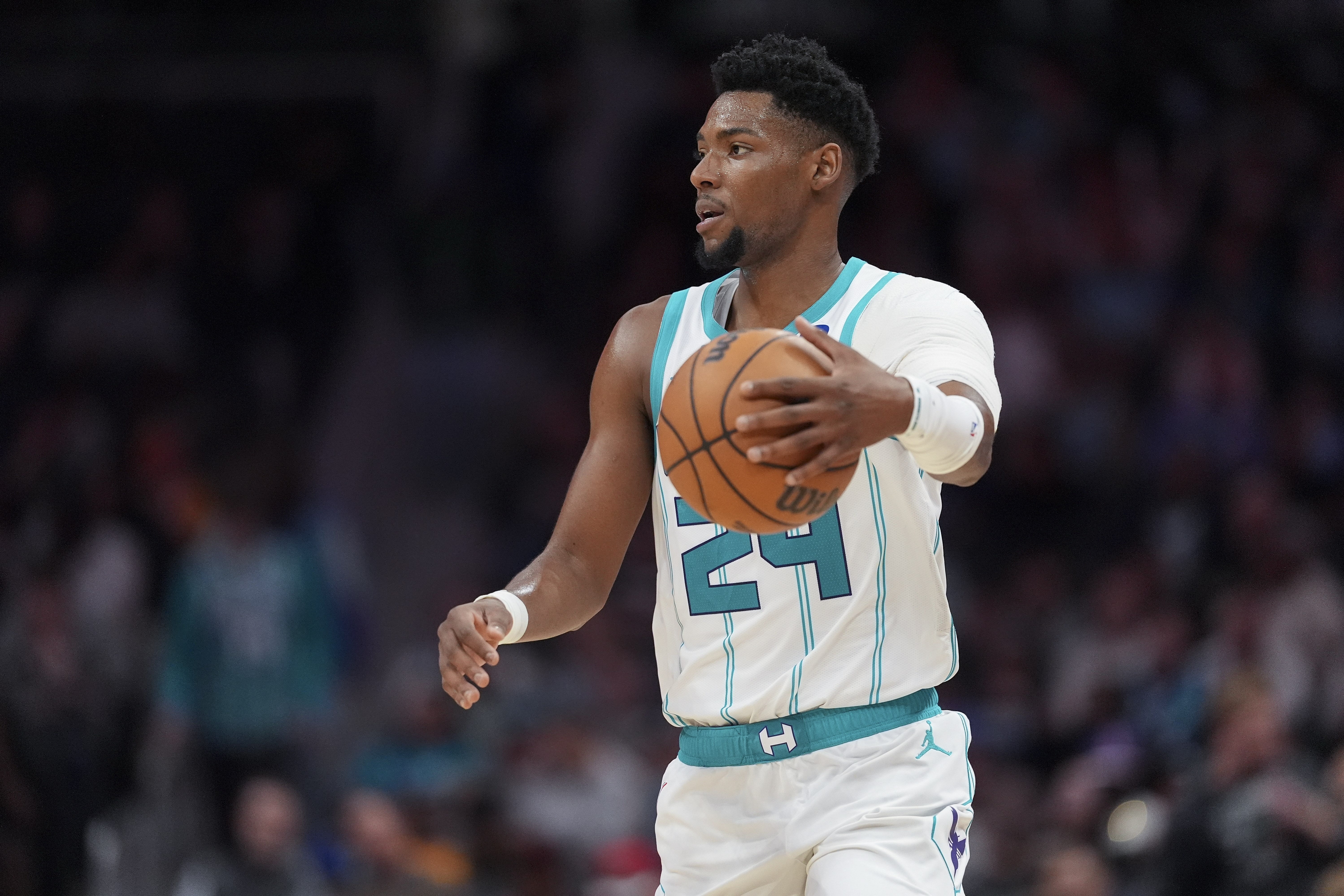 开云体育官网-手感好得多攻！布兰登·米勒打满首节 5中5&amp;三分3中3轰下16分！